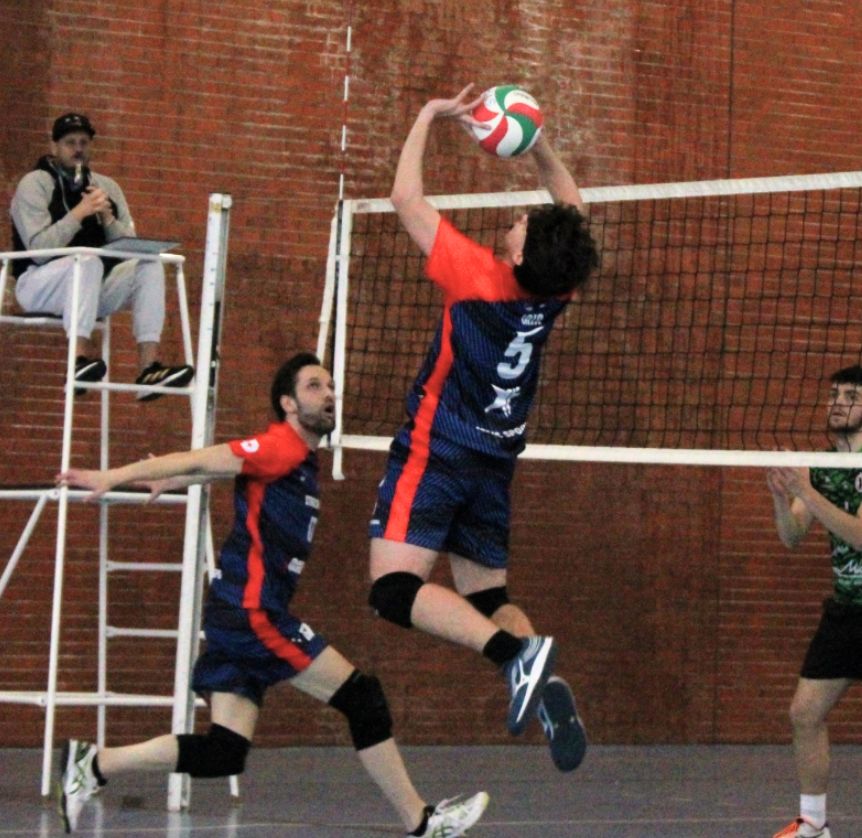 Jair colocando en partido de voleibol en España