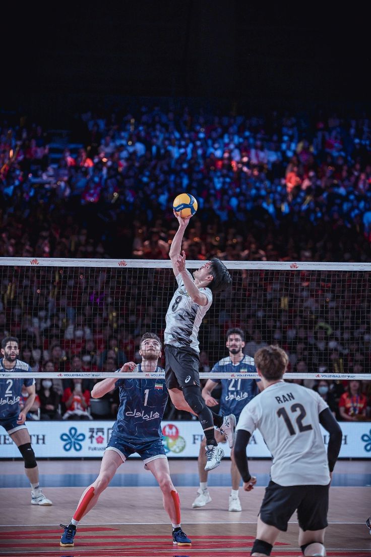 Colocador de voleibol en acción