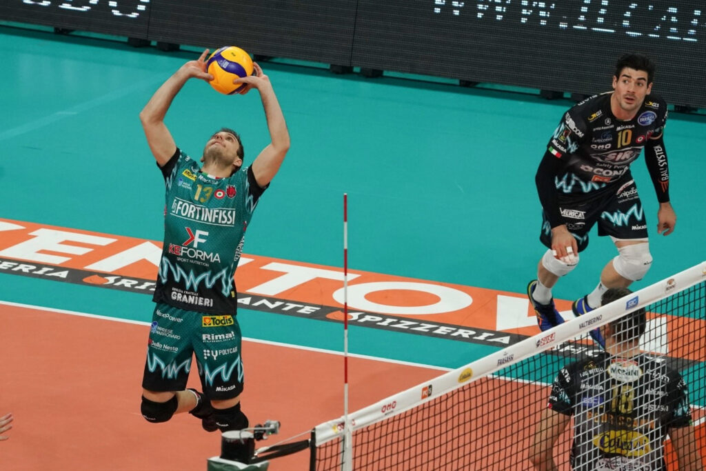 Colocador de voleibol realizando pase de dedos